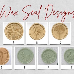 Puede incluir: Imagen que muestra varios dise&ntilde;os de sellos de cera. Los sellos presentan motivos florales, bot&aacute;nicos y de lazo en tonos dorados y verdes. El texto "Wax Seal Designs" est&aacute; escrito en cursiva roja en la parte superior. Cada sello se muestra en un marco cuadrado.