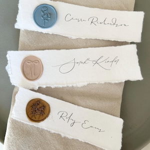 Tarjetas de mesa de papel hechas a mano con sello de cera: color y fuente personalizables.