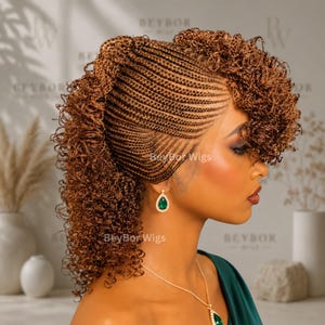 Pode incluir: Uma peruca castanha com tranças complexas no couro cabeludo que transitam para um cabelo encaracolado e volumoso. O estilo inclui uma franja encaracolada lateral e uma parte traseira texturizada. Um colar com pingente de gota verde é visível.