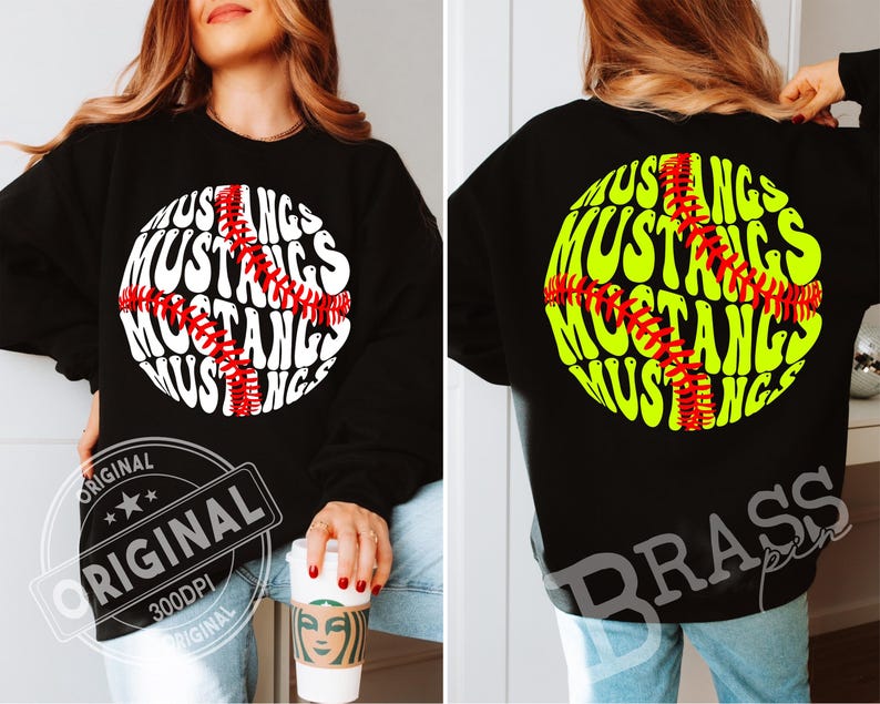 Puede incluir: Sudadera negra con un dise&ntilde;o de softbol blanco y rojo en la parte delantera y trasera. El dise&ntilde;o presenta la palabra "Mustangs" en una fuente curva, con un dise&ntilde;o de costura de b&eacute;isbol roja en el centro.