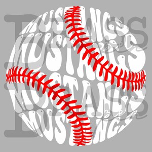 Puede incluir: Un dise&ntilde;o de b&eacute;isbol con la palabra "Mustangs" en blanco, superpuesta sobre un fondo gris. El b&eacute;isbol tiene costuras rojas. La palabra "Mustangs" se repite en todo el dise&ntilde;o del b&eacute;isbol.