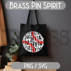 Puede incluir: Bolso tote negro con un dise&ntilde;o de b&eacute;isbol. El dise&ntilde;o presenta la palabra "Mustangs" en blanco, dispuesta para parecerse a una pelota de b&eacute;isbol, con detalles de costura rojos. Tambi&eacute;n se ve el texto "Brass Pin Spirit" y "PNG / SVG".