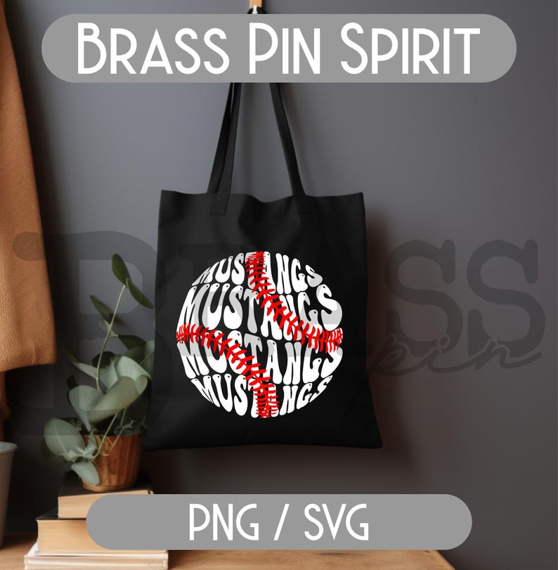 Puede incluir: Bolso tote negro con un dise&ntilde;o de b&eacute;isbol. El dise&ntilde;o presenta la palabra "Mustangs" en blanco, dispuesta para parecerse a una pelota de b&eacute;isbol, con detalles de costura rojos. Tambi&eacute;n se ve el texto "Brass Pin Spirit" y "PNG / SVG".
