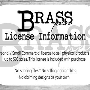 Puede incluir: Una tarjeta rectangular blanca con esquinas redondeadas muestra el texto "BRASS pin License Information" en negro. La tarjeta incluye detalles de la licencia, indicando que es para uso personal/peque&ntilde;o comercial, hasta 500 ventas, y restricciones sobre el intercambio de archivos y la propiedad del dise&ntilde;o.