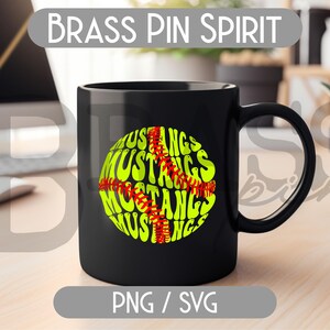 Puede incluir: Taza de caf&eacute; negra con un dise&ntilde;o de softbol. El softbol es amarillo con costuras rojas y la palabra "Mustangs" en una fuente verde y curvada. La taza tiene el texto "Brass Pin Spirit" en la parte superior y "PNG / SVG" en la parte inferior.