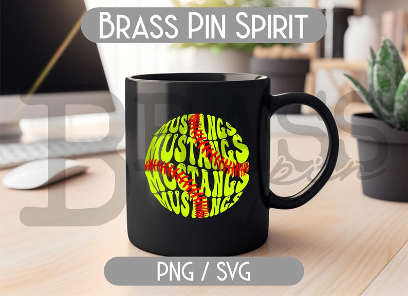 Puede incluir: Taza de caf&eacute; negra con un dise&ntilde;o de softbol. El softbol es amarillo con costuras rojas y la palabra "Mustangs" en una fuente verde y curvada. La taza tiene el texto "Brass Pin Spirit" en la parte superior y "PNG / SVG" en la parte inferior.