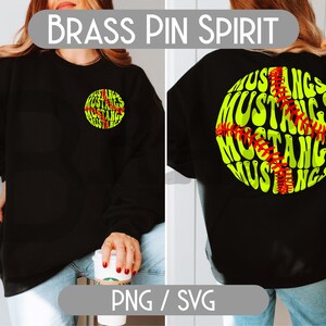 Puede incluir: Sudadera negra con un dise&ntilde;o circular con la palabra "Mustangs" en verde ne&oacute;n, con costuras rojas de b&eacute;isbol. El texto "Brass Pin Spirit" est&aacute; en la parte superior. La sudadera se muestra por delante y por detr&aacute;s.