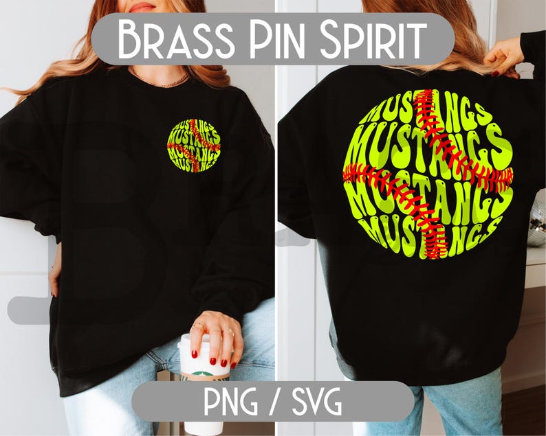 Puede incluir: Sudadera negra con un dise&ntilde;o circular con la palabra "Mustangs" en verde ne&oacute;n, con costuras rojas de b&eacute;isbol. El texto "Brass Pin Spirit" est&aacute; en la parte superior. La sudadera se muestra por delante y por detr&aacute;s.
