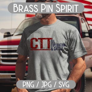 Może przedstawiać: Szara koszulka z napisem "CTT Oil Exploration & Cattle" w kolorze czerwonym i granatowym. Koszulka jest noszona przed czerwoną ciężarówką. Widoczne są również słowa "Brass Pin Spirit" i "PNG / JPG / SVG".
