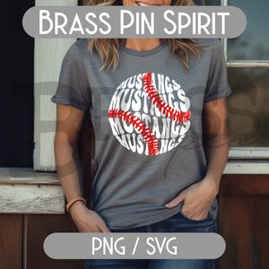 Puede incluir: Camiseta gris con un dise&ntilde;o de b&eacute;isbol con la palabra "Mustangs" en un patr&oacute;n circular. El gr&aacute;fico de b&eacute;isbol tiene costuras rojas. El texto "Brass Pin Spirit" est&aacute; en la parte superior.