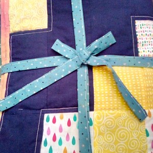 Marineblaue und bunte Drucke gesteppter Überwurf, 45 "mal 54 1/2"