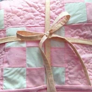 Manta acolchada rosa y blanca, 124 x 124 cm