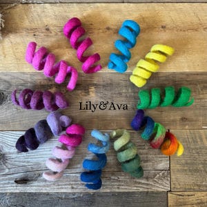 Jouet pour chat en feutre à ressort en spirale. Fabriqué à partir de laine feutrée de Nouvelle-Zélande. Jouet pour chat entièrement en laine naturelle. Jouet respectueux de l'environnement. Cadeaux pour les chats et les amoureux des chats