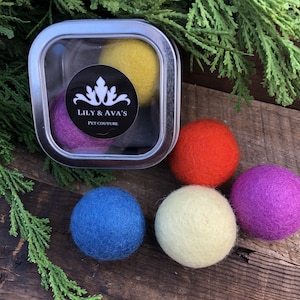 Très grandes boules de laine géantes entièrement naturelles à l'herbe à chat dans une boîte de recharge écologique. Gâterie de récréation ultime pour chats ! Cadeau pour les chats et les amoureux des chats.