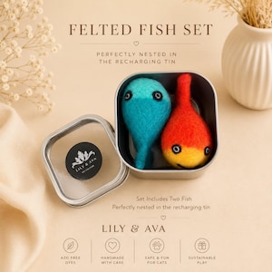 Peut inclure: Un ensemble de poissons en feutrine comprenant deux petites figurines en laine, une bleu sarcelle et une orange avec une base jaune, dans une boîte en métal carrée avec un couvercle transparent. Le couvercle porte une étiquette noire Lily & Ava.
