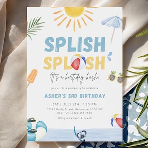Op de afbeelding: Een rechthoekige verjaardagsuitnodigingskaart met aquarelillustraties van een zon, strandparasol, ijsje, zonnebril en strandballen. De tekst luidt: SPLISH SPLOSH It's a birthday bash! ASHER'S 3RD BIRTHDAY SAT | JULY 6TH | 1:30 PM 12345 Party Street. Melbourne 3000 VIC RSVP Olivia 123.456.7890 Bring a swimsuit & towel!