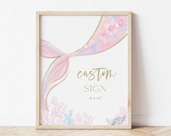 Può includere: Una coda di sirena rosa e blu con glitter dorati e accenti di corallo. Il testo "custom sign 8 x 10" è stampato su sfondo bianco.