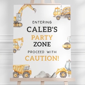 Puede incluir: Un letrero de fiesta en un caballete con veh&iacute;culos de construcci&oacute;n. El letrero dice "Entering Caleb's Party Zone, Proceed with Caution!" en texto negro y naranja. Ilustraciones de acuarela de una excavadora, un cami&oacute;n volquete y otros veh&iacute;culos rodean el texto.
