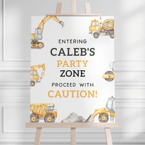 Puede incluir: Un letrero de fiesta sobre un caballete con un tema de construcci&oacute;n. El letrero presenta ilustraciones de veh&iacute;culos de construcci&oacute;n amarillos y el texto "Entering Caleb's Party Zone, Proceed with Caution!"