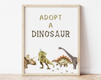 Könnte beinhalten: Ein druckbares Schild mit dem Text "Adoptiere einen Dinosaurier" in braunen Buchstaben auf weißem Hintergrund. Das Schild zeigt eine Cartoon-Illustration von vier Dinosauriern, die Partyhüte tragen.
