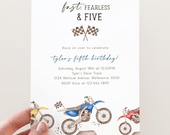 Può includere: Un biglietto d'invito bianco con il testo "fast, fearless & five" e "tyler's fifth birthday!" presenta illustrazioni di tre moto da cross colorate. La carta include i dettagli dell'evento e le informazioni RSVP.