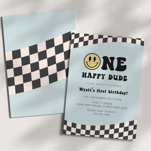 Może przedstawiać: Jasnoniebieskie zaproszenie urodzinowe z czarno-białym wzorem w szachownicę i napisem "ONE HAPPY DUDE". Zaproszenie zawiera tekst "Wyatt's first birthday!" oraz szczeg&oacute;ły wydarzenia.