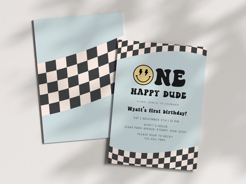 Może przedstawiać: Jasnoniebieskie zaproszenie urodzinowe z czarno-białym wzorem w szachownicę i napisem "ONE HAPPY DUDE". Zaproszenie zawiera tekst "Wyatt's first birthday!" oraz szczeg&oacute;ły wydarzenia.