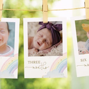 Puede incluir: Tres tarjetas de fotos con diseños de arcoíris y nubes. Cada tarjeta tiene un hito de edad diferente: "Recién nacido", "Tres meses" y "Seis meses". Cada tarjeta tiene un espacio para una foto de un bebé.