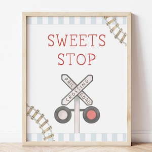 Puede incluir: Un cartel imprimible con el texto "SWEETS STOP" en letras rojas. El cartel presenta una señal de cruce de ferrocarril de dibujos animados con las palabras "RAIL CROSSING ROAD" y luces rojas y blancas.