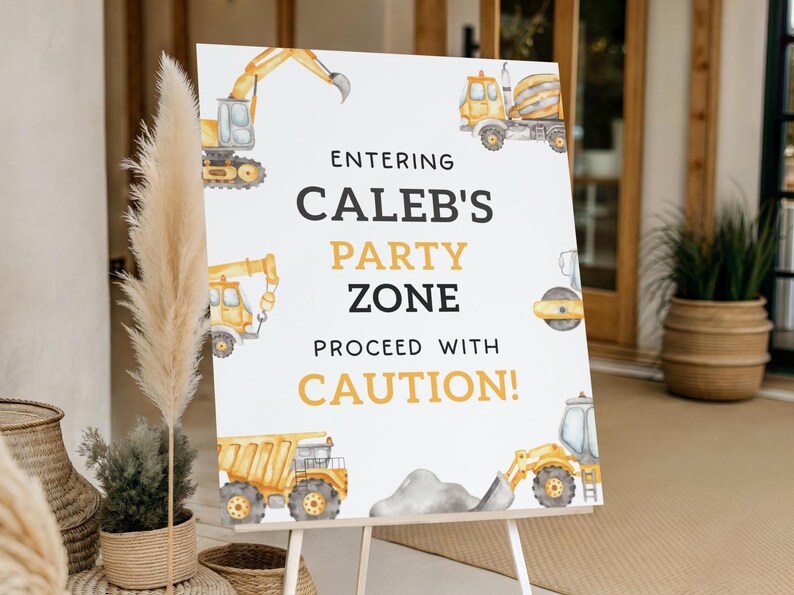 Puede incluir: Un letrero blanco sobre un caballete con el texto "Entering Caleb's Party Zone Proceed with Caution!" en negro y amarillo. El letrero est&aacute; decorado con ilustraciones de acuarela de veh&iacute;culos de construcci&oacute;n, incluyendo un cami&oacute;n volquete, una excavadora y una hormigonera.