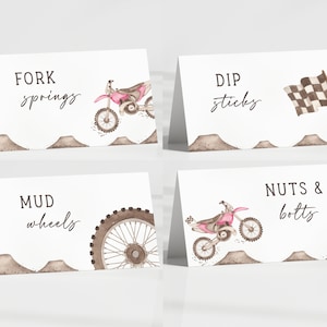 Puede incluir: Cuatro tarjetas blancas con gráficos de motocross y tierra marrón. Las tarjetas tienen el siguiente texto: "Fork Springs", "Dip Sticks", "Mud Wheels" y "Nuts & Bolts".