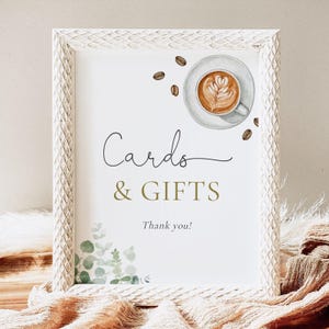 Letrero con tarjetas y regalos con temática de café, letrero editable con vegetación para la mesa de la fiesta de bienvenida al café, despedida de soltera con café, un bebé en ciernes, descarga digital