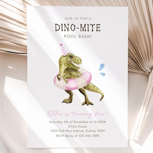 Peut inclure: Un dinosaure rose et vert portant un chapeau de fête et une bouée gonflable rose, avec des gouttelettes d'eau bleues en arrière-plan. Le texte indique "JOIN US FOR A DINO-MITE POOL BASH! Ellie is turning four! Saturday 5th of November at 12:00PM Ellie's House 1234 Park Way Avenue, Sydney 2000 RSVP Becky at 123-456-7890"