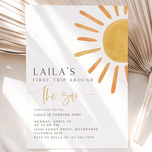 Peut inclure: Une illustration de soleil aquarelle jaune et orange avec le texte "LAILA'S FIRST TRIP AROUND The Sun" et les d&eacute;tails de la f&ecirc;te : "Come join the fun LAILA IS TURNING ONE! SUNDAY, APRIL 23 AT 12:00 PM 12345 SUNNY DRIVE, MELBOURNE VICTORIA 3018 RSVP TO BELLA AT 123-456-7890"