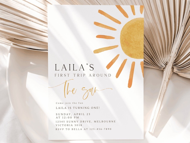 Peut inclure: Une illustration de soleil aquarelle jaune et orange avec le texte "LAILA'S FIRST TRIP AROUND The Sun" et les d&eacute;tails de la f&ecirc;te : "Come join the fun LAILA IS TURNING ONE! SUNDAY, APRIL 23 AT 12:00 PM 12345 SUNNY DRIVE, MELBOURNE VICTORIA 3018 RSVP TO BELLA AT 123-456-7890"