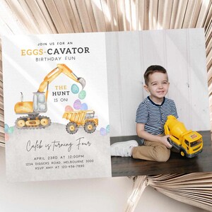 Könnte beinhalten: Eine Geburtstagseinladung zum 4. Geburtstag eines Jungen. Die Einladung zeigt einen gelben Bagger mit einer Schaufel voller bunter Ostereier. Der Text auf der Einladung lautet: "Join us for an Eggs-cavator Birthday Fun. The Hunt is On! Caleb wird vier. 23. April um 12:00 Uhr. 1234 Diggers Road, Melbourne 3000. RSVP Amy unter 123-456-7890."