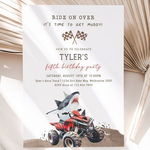 Puede incluir: Una invitación a una fiesta de cumpleaños con un tiburón de dibujos animados montando un ATV rojo. La invitación dice "Ride on Over It's Time to Get Muddy!" y "Tyler's fifth birthday party". La fiesta es el sábado 18 de agosto a las 12:00 PM en Tyler's Race Track, 1234 Dirt Bike Way, Melbourne 3000. RSVP a Alice al 123.456.7890.