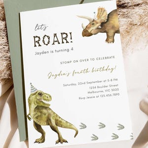 Pode incluir: Um convite branco com borda verde que apresenta um dinossauro verde com um chapéu de festa azul e branco e um dinossauro marrom com um chapéu de festa azul e branco. O texto no convite diz: "let's ROAR! Jayden is turning 4. STOMP ON OVER TO CELEBRATE Jayden's fourth birthday! Saturday, 22nd September at 5-8 PM 1234 Boulder Street Melbourne, VIC 3020 Rsvp Jessie at 123.456.7890"