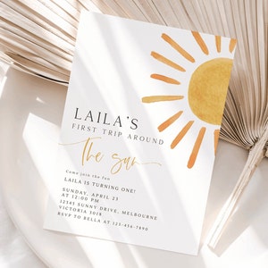 Peut inclure: Une invitation blanche avec un graphique de soleil jaune. Le texte indique "LAILA'S FIRST TRIP AROUND THE SUN. Come join the fun LAILA IS TURNING ONE! SUNDAY, APRIL 23 AT 12:00 PM 12345 SUNNY DRIVE, MELBOURNE VICTORIA 3018 RSVP TO BELLA AT 123-456-7890"