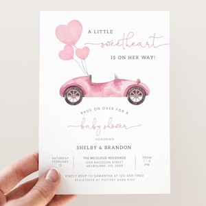 Rosa Rennauto-Babyparty-Einladung, bearbeitbare Sweetheart-Babypartyparty, Mädchen-Rosa-Auto-Baby-Sprenkel, Baby auf dem Weg, digitaler Download