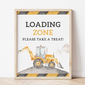 Może przedstawiać: Drukowana tabliczka z żółtym pojazdem budowlanym i czarno-żółtą ramką. Na tabliczce widnieje napis "Loading Zone Please Take A Treat!"