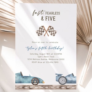 Invitation 5e anniversaire de voiture de course, modèle modifiable, invitation d'anniversaire de naissance rapide sans peur et cinq courses, fête d'anniversaire de 5e anniversaire de voiture bleue, téléchargement numérique