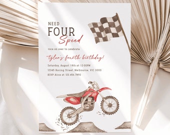 Puede incluir: Una invitación a una fiesta de cumpleaños con una ilustración de una moto de cross roja y negra. La invitación dice "Need Four Speed" y "¡El cuarto cumpleaños de Tyler!" con los detalles de la fiesta.