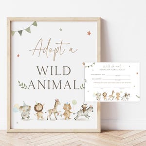 Puede incluir: Una impresión enmarcada y un certificado de adopción con el texto "Adopt a WILD ANIMAL". La impresión presenta ilustraciones de acuarela de varios animales, incluyendo un elefante, un león, una jirafa y una cebra, con gorros de fiesta y globos. El certificado de adopción también está decorado con ilustraciones de animales.