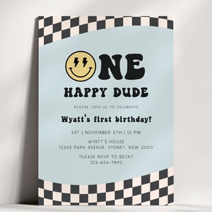 Może przedstawiać: Jasnoniebieskie zaproszenie urodzinowe z retro designem. Zaproszenie zawiera tekst "ONE HAPPY DUDE" ze emotikonem i błyskawicami. Zawiera szczeg&oacute;ły dotyczące pierwszych urodzin Wyatta.