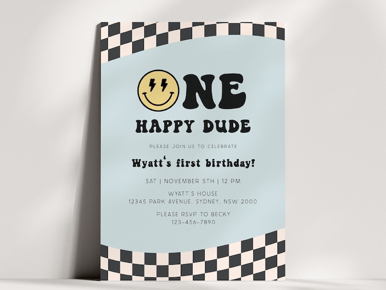 Może przedstawiać: Jasnoniebieskie zaproszenie urodzinowe z retro designem. Zaproszenie zawiera tekst "ONE HAPPY DUDE" ze emotikonem i błyskawicami. Zawiera szczeg&oacute;ły dotyczące pierwszych urodzin Wyatta.