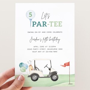 Pode incluir: Um convite com tema de golfe com o texto "Let's PAR-TEE" e "Jordan's fifth birthday". O design inclui uma bola de golfe num tee, um carrinho de golfe e uma bandeira vermelha num fundo verde. O convite também inclui a data, hora e local.