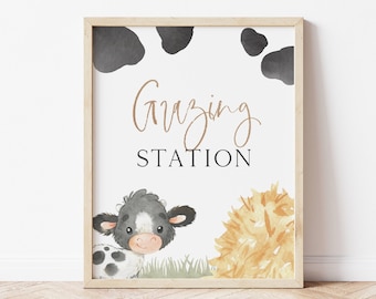 Peut inclure: Une affiche imprimable avec une illustration de vache noire et blanche et le texte "Grazing Station" en lettres brunes. Le fond est blanc avec des taches de vache noires.