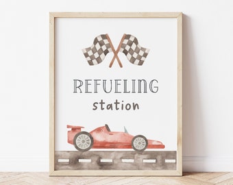 Puede incluir: Impresión en acuarela en un marco de madera clara. La obra presenta banderas a cuadros cruzadas sobre las palabras "REFUELING station". Debajo hay un coche de carreras rojo sobre una carretera gris. Una pieza encantadora para la habitación de un niño.