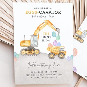 Könnte beinhalten: Eine Aquarell-Illustration eines gelben Baggers mit dem Text "Join us for an Eggs-Cavator Birthday Fun. The Hunt is On! Caleb is turning Four. April 23rd at 12:00pm. 1234 Diggers Road, Melbourne 3000. RSVP Amy at 123-456-7890."